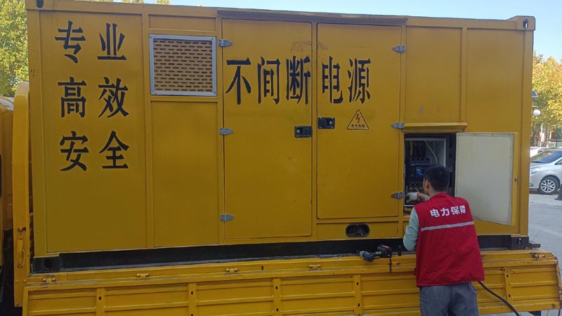 白山柴油发电机组和UPS电源配合使用时，如何避免切换过程中的电力中断？